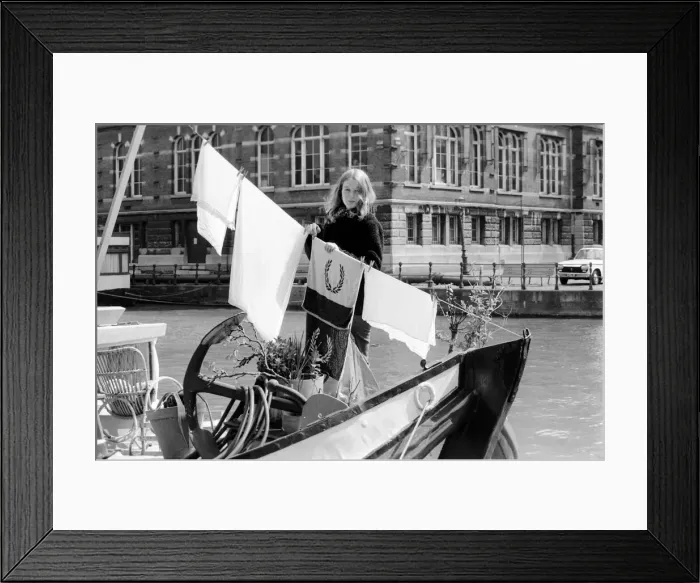 Framed Print : A woman living on a boat in Rotterdam, hanging her laundry on the washing line on board