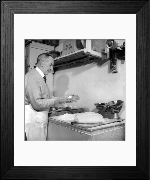 Framed Print : Occupation: Baker: Teddy Tonge - The muffin man of Reading seen here making Framed Print : Occupation: Baker: Teddy Tonge - The muffin man of Reading seen here making