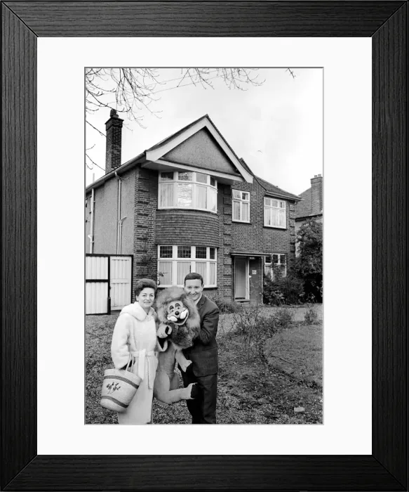 Framed Print : Terry Hall with Lenny the lion seen here at home. 1960 A1226-016 Framed Print : Terry Hall with Lenny the lion seen here at home. 1960 A1226-016