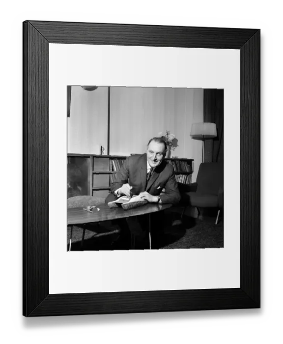 Framed Print : D. I. Y. expert Barry Bucknall. 1963 A987-004 Framed Print : D. I. Y. expert Barry Bucknall. 1963 A987-004