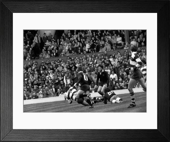 Framed Print : Rugby Union Middlesex Sevens tournament at Twickenham Wasps in action during one of their Framed Print : Rugby Union Middlesex Sevens tournament at Twickenham Wasps in action during one of their