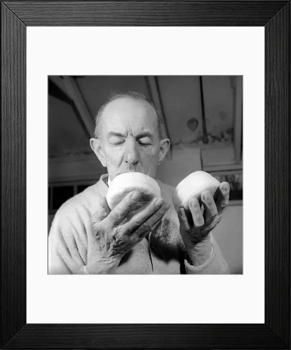 Framed Print : Occupation: Baker: Teddy Tonge - The muffin man of Reading seen here making