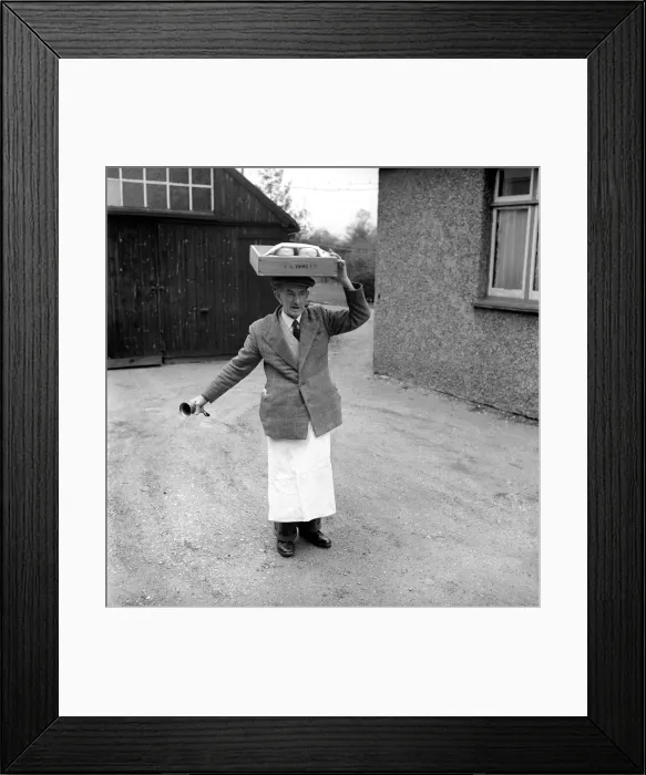 Framed Print : Occupation: Baker: Teddy Tonge - The muffin man of Reading seen here making
