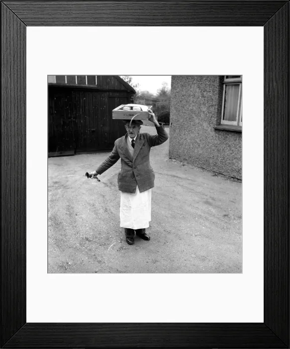 Framed Print : Occupation: Baker: Teddy Tonge - The muffin man of Reading seen here making Framed Print : Occupation: Baker: Teddy Tonge - The muffin man of Reading seen here making