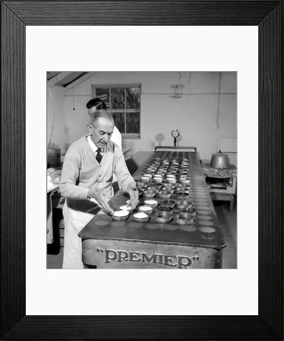 Framed Print : Occupation: Baker: Teddy Tonge - The muffin man of Reading seen here making