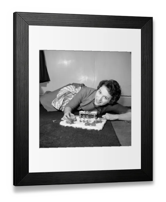Framed Print : Vera McKecknie specialist cake maker. December 1956 A286-002