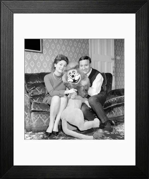 Framed Print : Terry Hall with Lenny the lion seen here at home. 1960 A1226-007