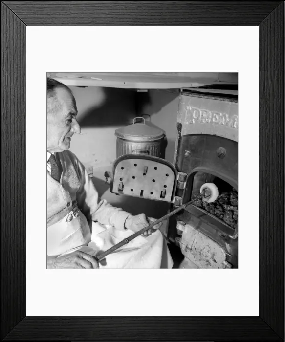 Framed Print : Occupation: Baker: Teddy Tonge - The muffin man of Reading seen here making