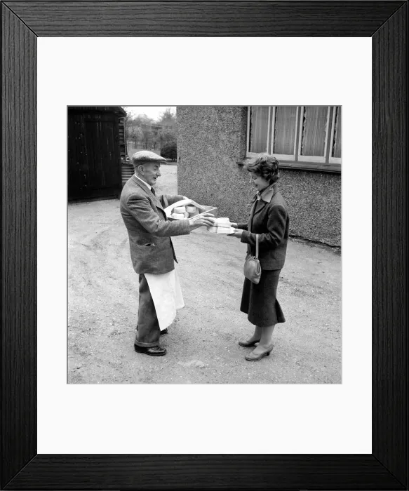 Framed Print : Occupation: Baker: Teddy Tonge - The muffin man of Reading seen here making