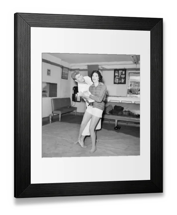 Framed Print : Womens Self Defence: Judo expert Joe Robinson shows Valerie Dave some self defence Framed Print : Womens Self Defence: Judo expert Joe Robinson shows Valerie Dave some self defence
