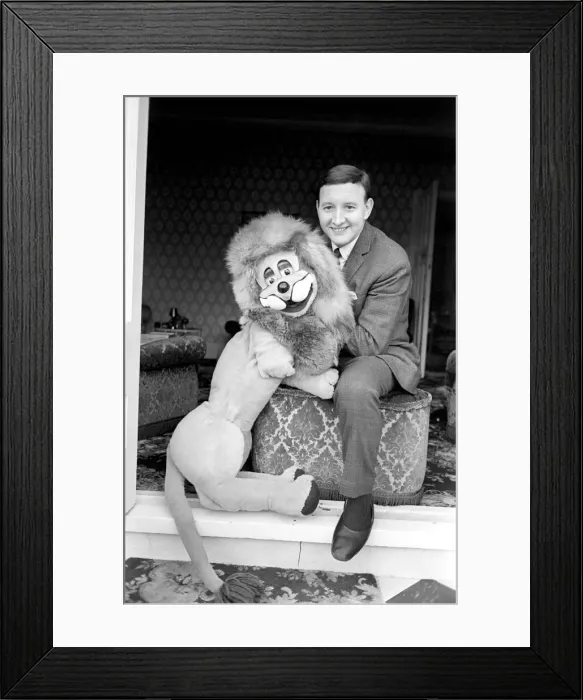 Framed Print : Terry Hall with Lenny the lion seen here at home. 1960 A1226-011