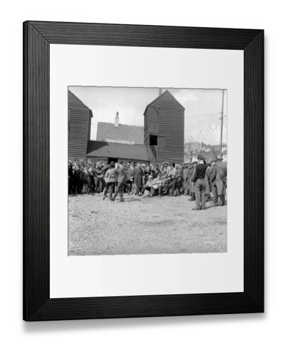 Framed Print : Les Hobeaux Skiffle group seen here performing on the sea front a Hastings. May 1957