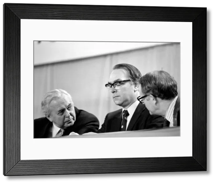 Framed Print : Prime mInister Harold Wilson talks to cabinet members during a debate on the Common Framed Print : Prime mInister Harold Wilson talks to cabinet members during a debate on the Common