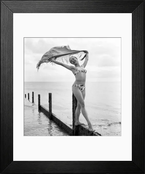 Framed Print : Ballerina Anne Youngman modelling beachwear fashions. 1960 E466-003