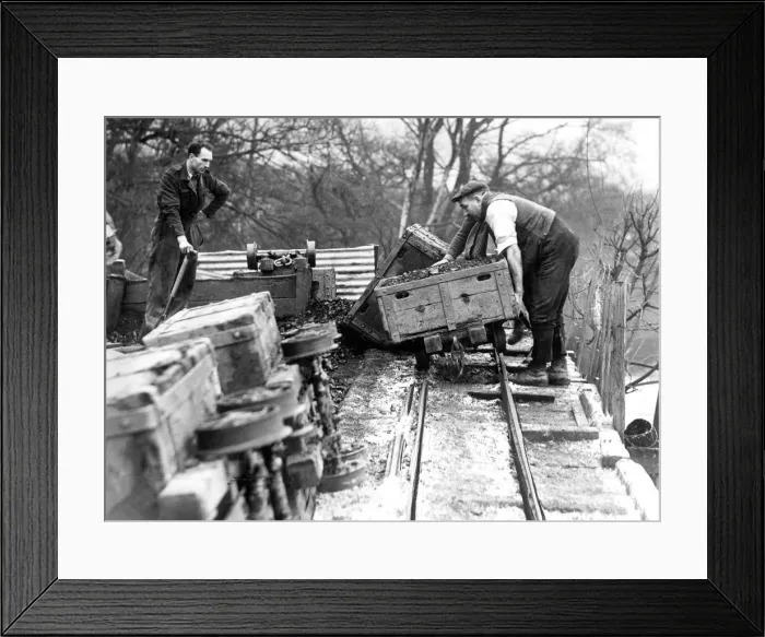 Framed Print : The part owner gives a hand in unloading the tubs at Eltringham Colliery at Prudhoe