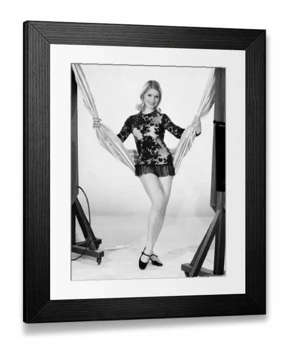 Framed Print : Clothing: Fashion: Summer Dress: Model Vyvyan Dunbar. 1964 E562-010