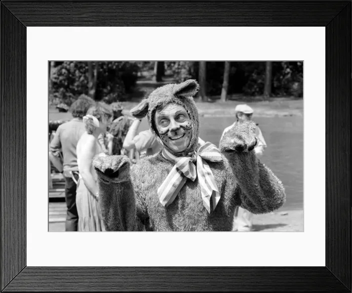 Framed Print : The filming of It Ain t Half Hot Mum, at Hawley Lake, Farnborough Framed Print : The filming of It Ain t Half Hot Mum, at Hawley Lake, Farnborough