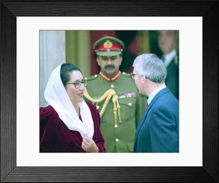 Framed Print : Prime Minister John Major with Pakistani and PPP leader Benazir Bhutto Framed Print : Prime Minister John Major with Pakistani and PPP leader Benazir Bhutto