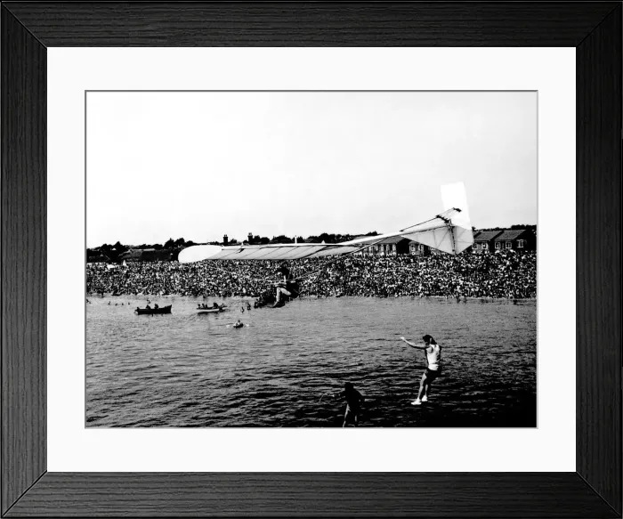 Framed Print : The Birdmen of Selsey: As David Cook takes off, his helpers plunge into the sea