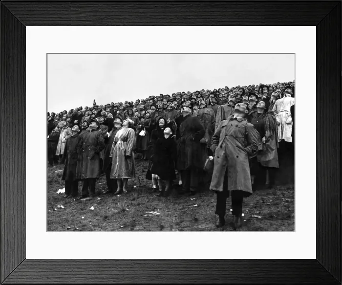 Framed Print : Despite Saturdays disaster, 150, 000 went to Farnborough for the last day of the air