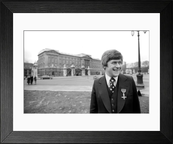 Framed Print : Mike Yarwood outside Buckingham Palace after receiving the O. B. E. December 1976 Framed Print : Mike Yarwood outside Buckingham Palace after receiving the O. B. E. December 1976