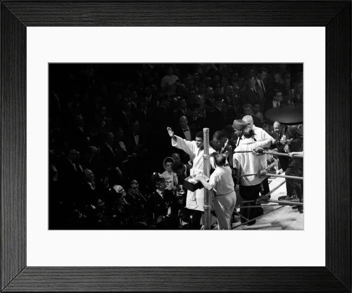 Framed Print : Heavy weight championship of the World bout between Cassius Clay v Framed Print : Heavy weight championship of the World bout between Cassius Clay v