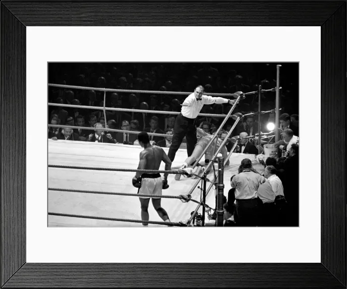 Framed Print : Heavy weight championship of the world between Cassius Clay v Framed Print : Heavy weight championship of the world between Cassius Clay v