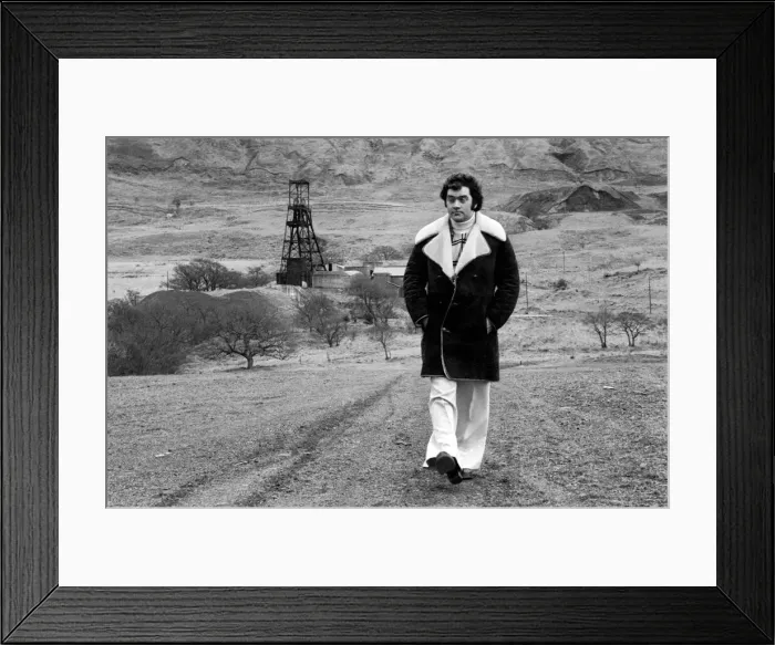 Framed Print : Max Boyce: Welsh folk singer and comedian. April 1976 Framed Print : Max Boyce: Welsh folk singer and comedian. April 1976