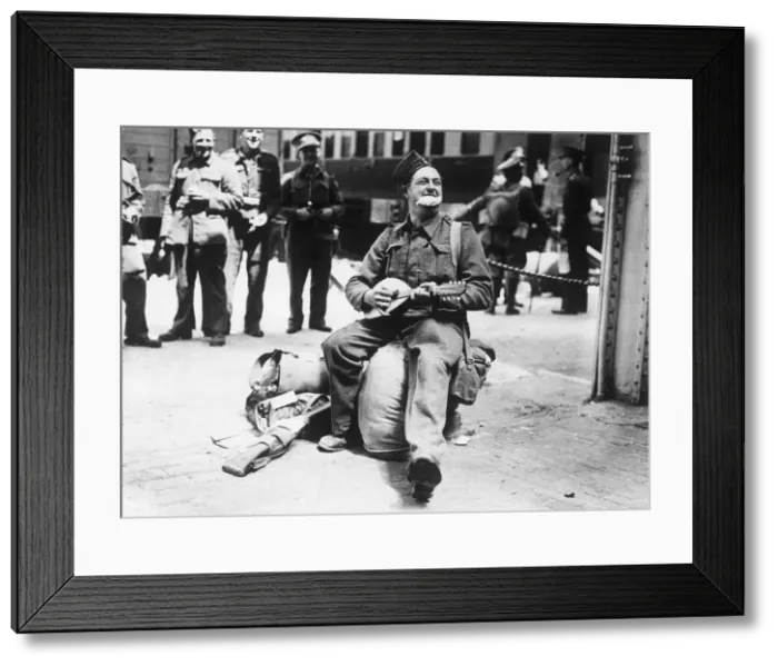 Framed Print : Evacuation of British Expeditionary Force from Dunkirk, Northern France in 1940