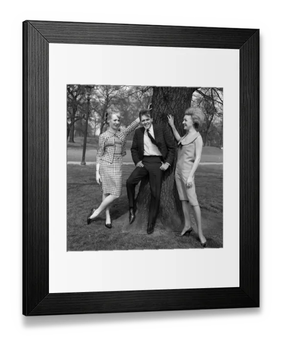 Framed Print : Billy Fury with co stars Jackie Sands (Right) and Karen Andrews who are appearing with