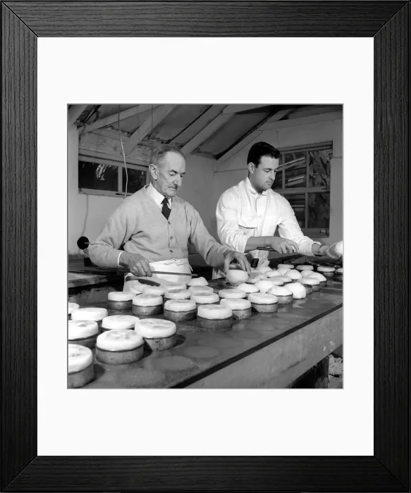Framed Print : Occupation: Baker: Teddy Tonge - The muffin man of Reading seen here making Framed Print : Occupation: Baker: Teddy Tonge - The muffin man of Reading seen here making
