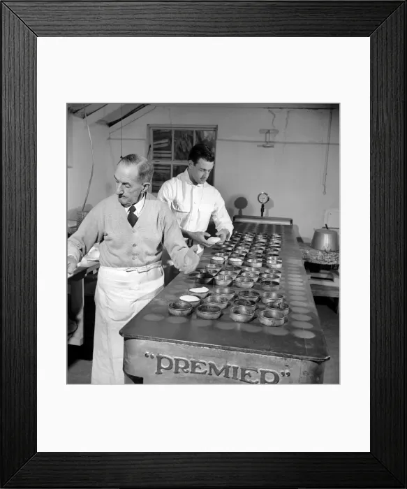 Framed Print : Occupation: Baker: Teddy Tonge - The muffin man of Reading seen here making