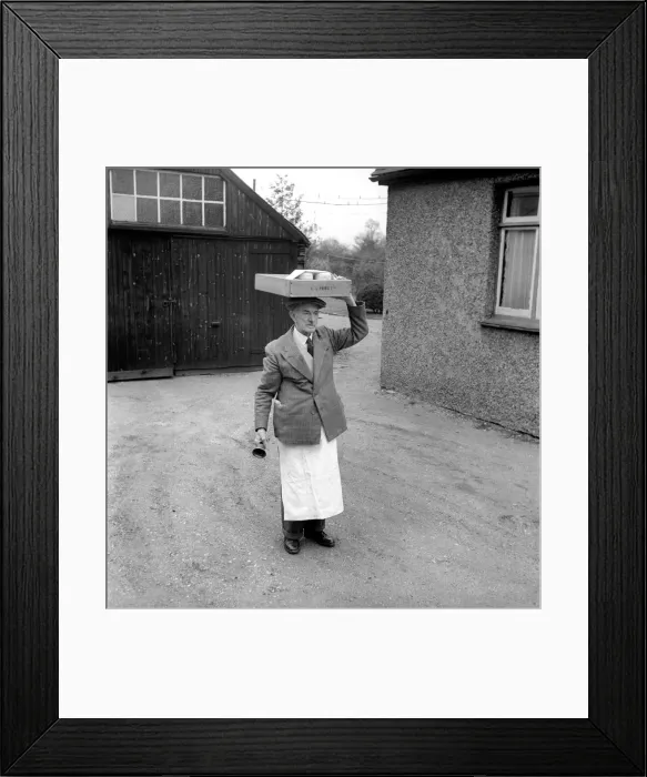 Framed Print : Occupation: Baker: Teddy Tonge - The muffin man of Reading seen here making