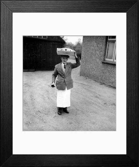 Framed Print : Occupation: Baker: Teddy Tonge - The muffin man of Reading seen here making Framed Print : Occupation: Baker: Teddy Tonge - The muffin man of Reading seen here making