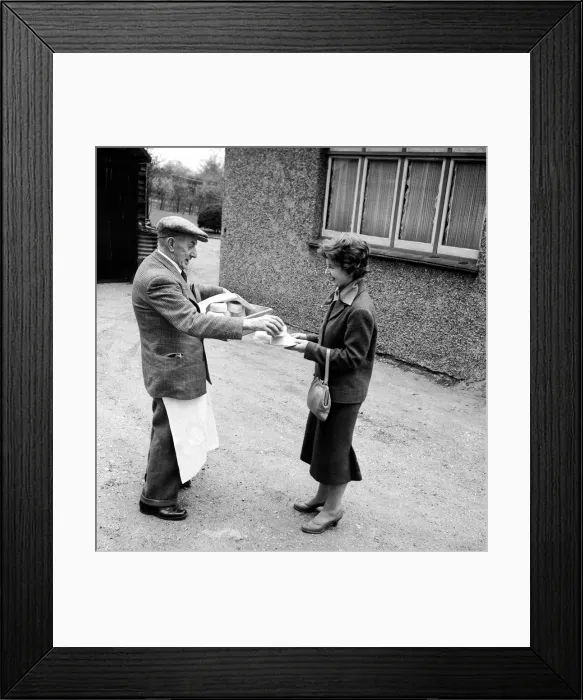 Framed Print : Occupation: Baker: Teddy Tonge - The muffin man of Reading seen here making