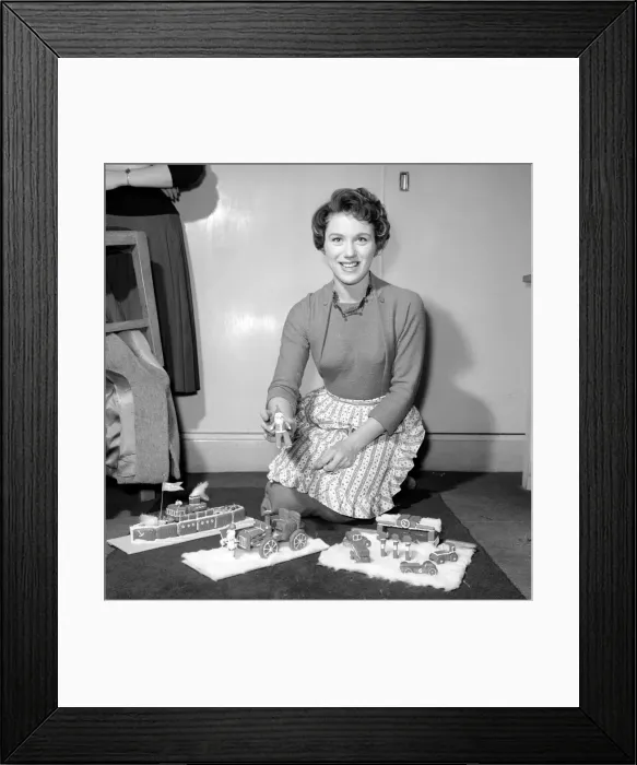 Framed Print : Vera McKecknie specialist cake maker. December 1956 A286-004 Framed Print : Vera McKecknie specialist cake maker. December 1956 A286-004