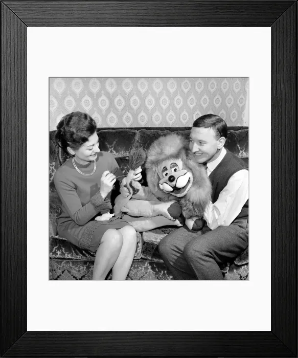 Framed Print : Terry Hall with Lenny the lion seen here at home. 1960 A1226-006