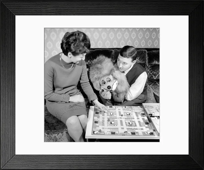 Framed Print : Terry Hall with Lenny the lion seen here at home. 1960 A1226-001