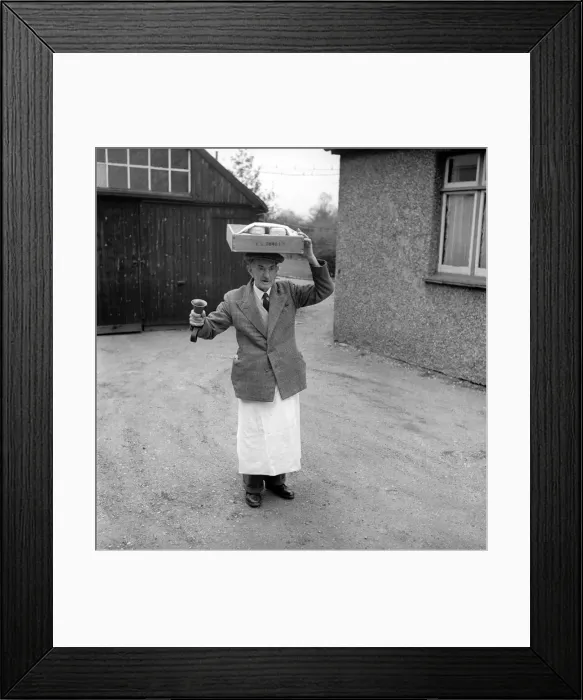 Framed Print : Occupation: Baker: Teddy Tonge - The muffin man of Reading seen here making