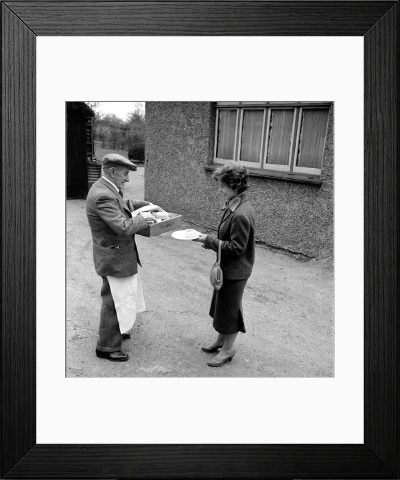 Framed Print : Occupation: Baker: Teddy Tonge - The muffin man of Reading seen here making Framed Print : Occupation: Baker: Teddy Tonge - The muffin man of Reading seen here making