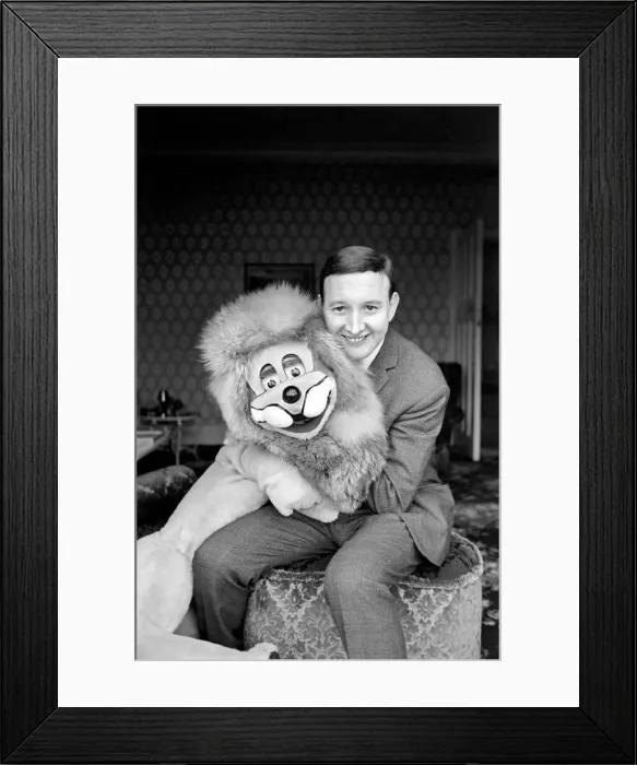 Framed Print : Terry Hall with Lenny the lion seen here at home. 1960 A1226-008