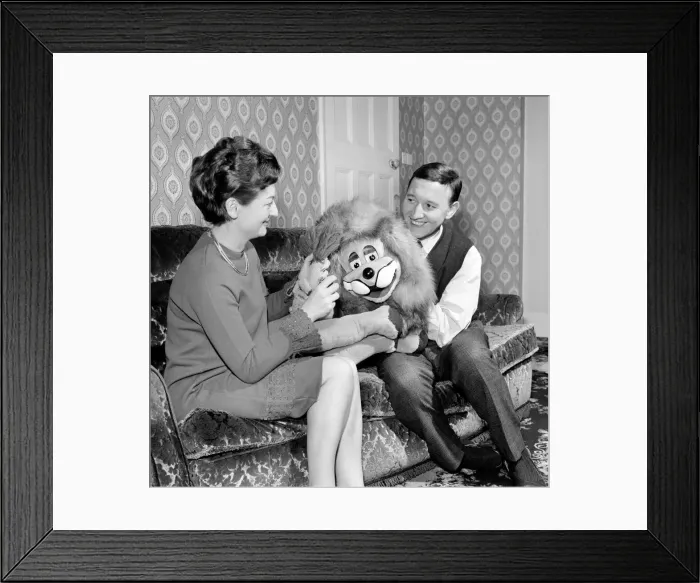 Framed Print : Terry Hall with Lenny the lion seen here at home. 1960 A1226-005 Framed Print : Terry Hall with Lenny the lion seen here at home. 1960 A1226-005