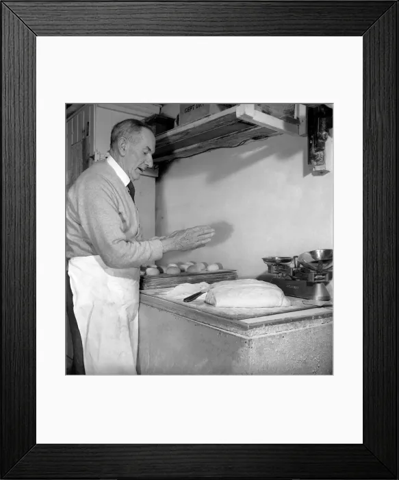 Framed Print : Occupation: Baker: Teddy Tonge - The muffin man of Reading seen here making