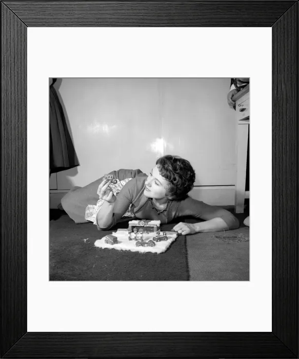 Framed Print : Vera McKecknie specialist cake maker. December 1956 A286-003 Framed Print : Vera McKecknie specialist cake maker. December 1956 A286-003