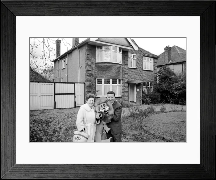 Framed Print : Terry Hall with Lenny the lion seen here at home. 1960 A1226-015