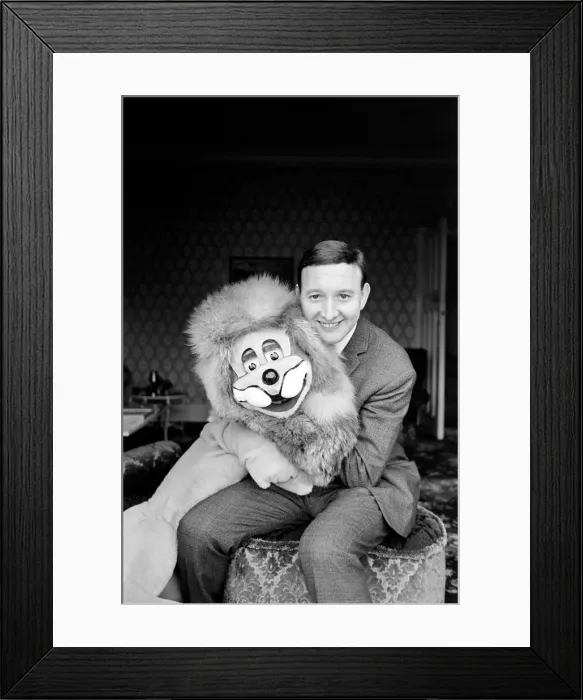 Framed Print : Terry Hall with Lenny the lion seen here at home. 1960 A1226-009 Framed Print : Terry Hall with Lenny the lion seen here at home. 1960 A1226-009