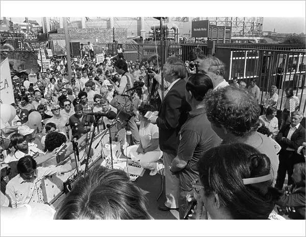 Arthur Scargill of the NUM talks with miners on strike 1984
