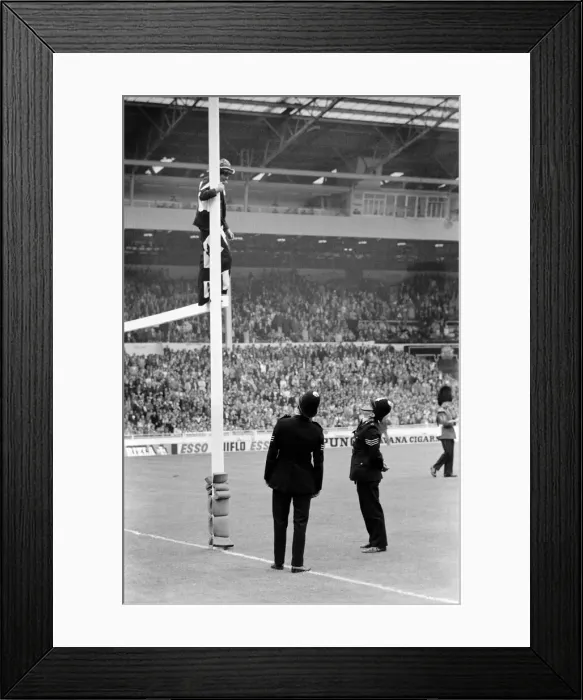 Framed Print : Rugby League Chalenge Cup Final at Wembley Stadium Warrington v Widnes A fan