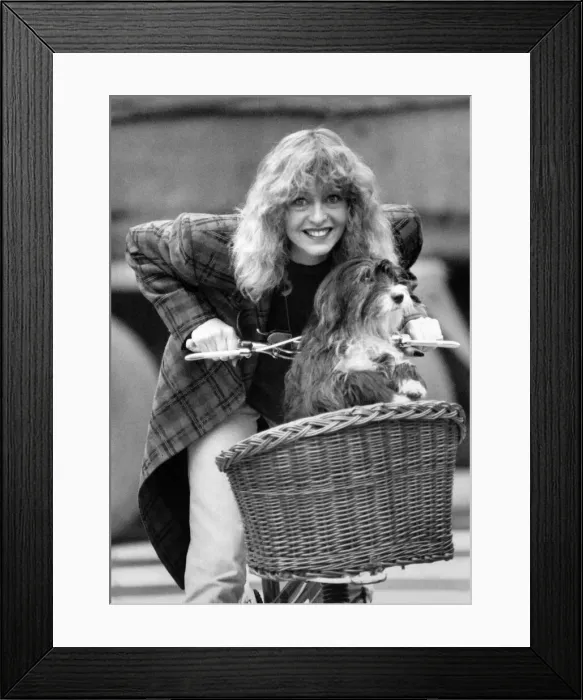 Framed Print : Liza Goddard with Pippin the dog. November 1989 P000671