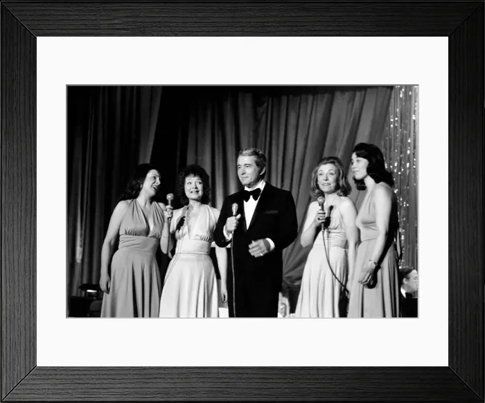 Framed Print : American singer Perry Como in Southport. April 1975 75-1969-006 Framed Print : American singer Perry Como in Southport. April 1975 75-1969-006